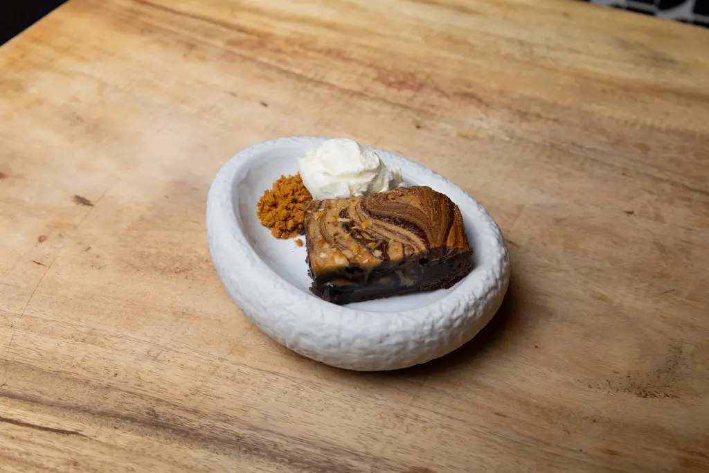 Brownie de Chocolate con Remolino de Crema de Cacahuete